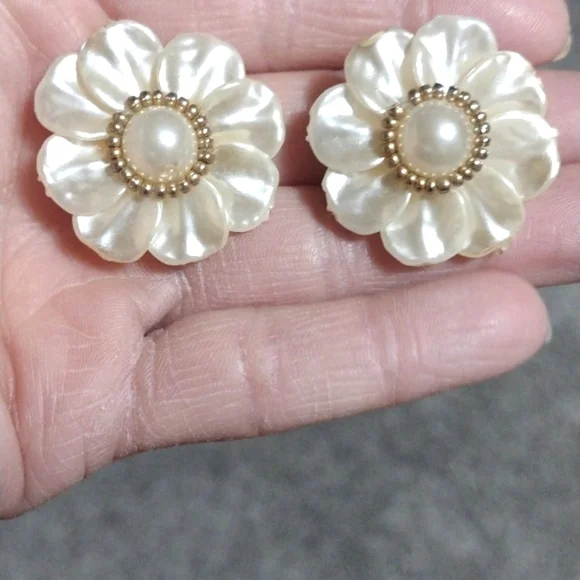 VINTAGE CLUSTERED IVORY SHELL FLORAL SILVER-TONE CLIP-ON DROP 1.2" EARRINGS - Picture 1 of 10